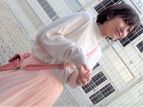 【素人ナンパ】ロリかわ女学生の下着が見たい男に声かけられ足止めした美少女…いきなり挿入されても答えようとする大きなおっぱいな女学生