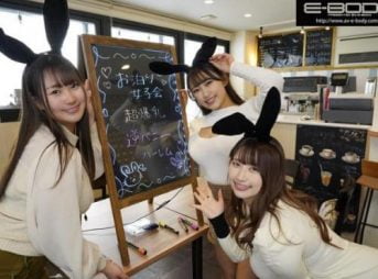 【美人】「男の人もこんなに濡れるんだ♡」コスプレサークルの美女軍団にしごかれまくりビンビンに！柔らかい乳と戯れ興奮！