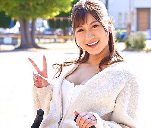 【マジックミラー号×奥さんナンパ】乳飲み子がいる母乳熟女に中出し！「おっぱい膨れてますね？」熟女友に見られながら乳もみ検診！