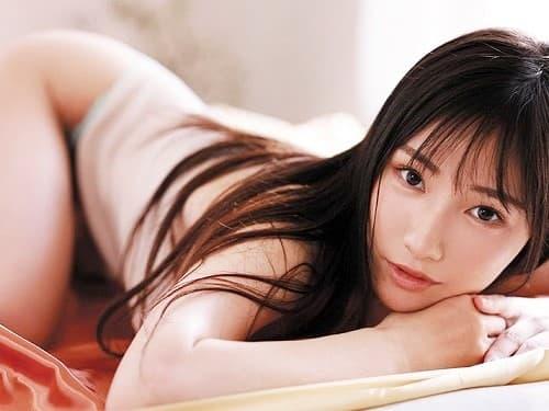 【山手梨愛】スレンダーパーフェクトボディのグラビアアイドルが大きなおっぱいを露にして勃起したチ〇ポを咥え跨って。。。