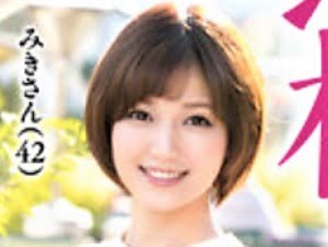 【四十路熟女】「恥ずかしい..」女教師アラフォーおばさん！42歳のショートカット妻が若い男のおちんぽをフェラ！