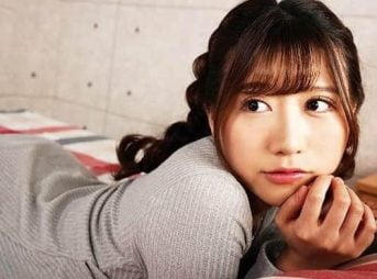 【小鳥遊ももえ】隠れ巨乳にえろ過ぎるオナニーを見せつけられフル勃起したチ〇ポを掴まれ凄テクの手コキで。。。