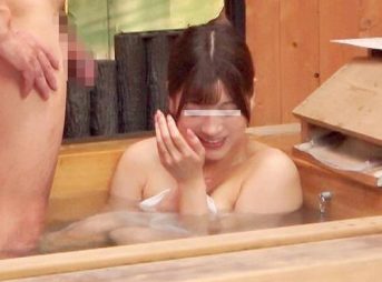 ＜モニタリングｘ混浴＞SEXレスな他人妻が目の前の他人棒に発情しちゃって浮気SEX！