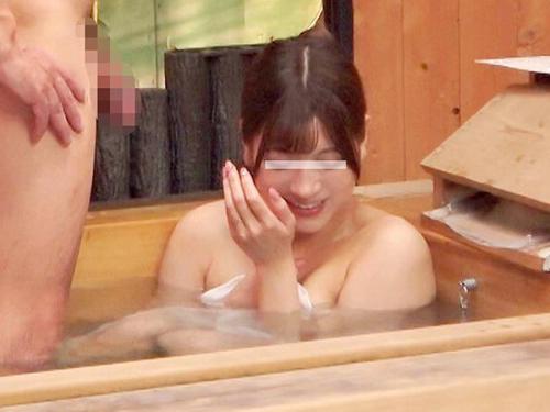 ＜モニタリングｘ混浴＞SEXレスな他人妻が目の前の他人棒に発情しちゃって浮気SEX！