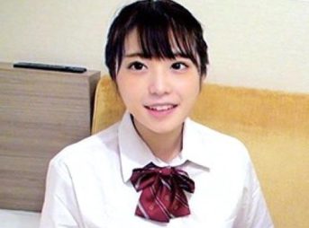 【素人ナンパ】ゴリ押し土下座でYESと言ってしまった制服女子校生が見知らぬ男に着いて行った先に待ってたインタビュアー