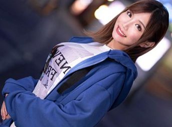 【デビュー作品】派手に見えて恥ずかしがり屋の大きなおっぱい女の子がAVデビュー!!3Pで喘いで感じまくりがやべぇ