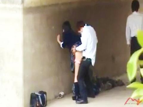 【素人盗撮】バチクソ可愛い女子と青姦3P！現役JKが膣内イクさせている屋外SEXのリアルな映像が話題ｗ【ロリJK】