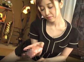 【篠田ゆう】フル勃起したチ〇ポをゆっくりリンパ刺激と愛をこめて擦ってくれるデカぱいエステ嬢の凄テクのスロー手コキに。。