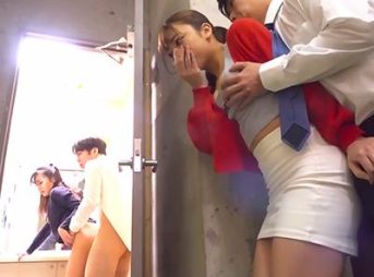 ミニスカートと豊満なバストを誇る魅力的な奥様が同窓会後に友人のセックスを目撃しその興奮から膣奥を激しく突かれて喘ぐ様子