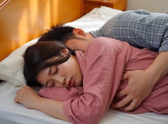 【NTRスワッピング】セックス禁止の約束なのに…！隣の旦那が美他人妻のフェロモンに負けて人の他人妻のまんこを貫き禁断セックス！