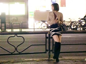 【シロウト】「これ気持ちいい♡」胸元から見えるおっぱいの谷間がエロい26歳のおアネちゃんさん！おっぱいデカいラウンジ嬢がセックス！